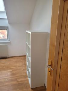a room with a white closet with a door at Geräumige Monteurwohnung in Mistelbach