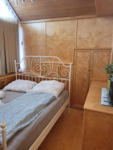 a bedroom with a metal bed and a desk at Geräumige Monteurwohnung in Mistelbach