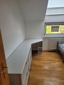 an empty room with a desk and a window at Geräumige Monteurwohnung in Mistelbach
