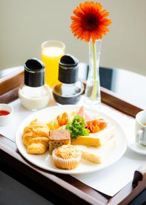 a plate of food on a table with a plate of food at Hodelpa Centro Plaza in Santiago de los Caballeros