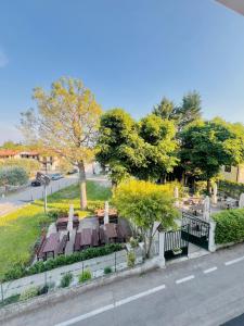 an overhead view of a park with tables and trees at Welcome Traveller Caorsa Rooms in Cavaion Veronese