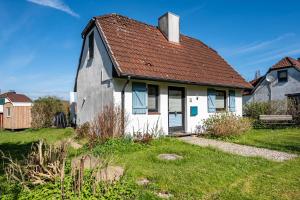 an old white house with a brown roof at Kleines Schleihaus Lorenz in Boren