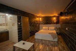 a bedroom with a bed and a bathroom with a tub at Casa Ramona Luxury Villa With Hot Tub Near Dharamshala Palampur in Pathyar