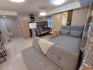 ein Wohnzimmer mit Sofa und Bett in der Unterkunft SM Style in Iloilo City