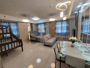 ein Wohnzimmer mit Sofa und ein Esszimmer in der Unterkunft SM Style in Iloilo City