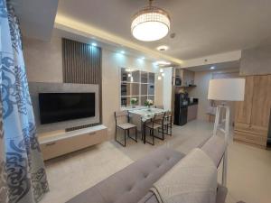 ein Wohnzimmer mit Sofa und ein Esszimmer in der Unterkunft SM Style in Iloilo City