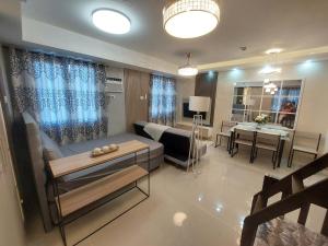 ein Wohnzimmer mit Sofa und Tisch in der Unterkunft SM Style in Iloilo City