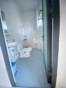 a bathroom with a toilet and a sink at Nhà Nghỉ THÀNH LỘC in Long Hai