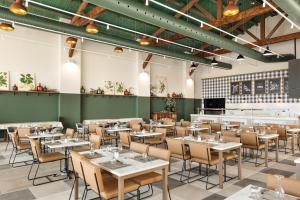 a dining room filled with tables and chairs at Hotel Best Village Chipiona in Costa Ballena