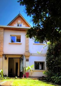 an image of a white house at Soa Refuge in Antananarivo