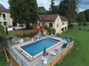 an overhead view of a swimming pool in a yard at Gîtes BEAUSOLEIL in Campsegret