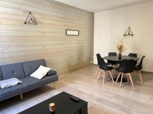a living room with a couch and a table at Le Fonctionnel - Central in Mâcon