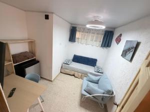 a small room with a bed and a couch at Jungla Urbana, BnB Adult Only in Pavas