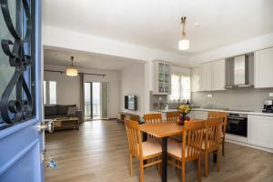 a kitchen and dining room with a table and chairs at Anemoessa House in Pera Gyalos