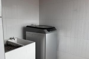 a bathroom with a trash can and a sink at Comodo Apartamento con Terraza Privada in Sogamoso +10 photos