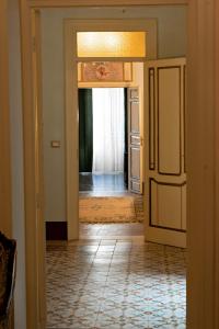 a hallway with a door leading to a room at Roccamelia Experience in Mazara del Vallo