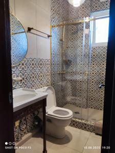Guesthouse-villa Shekvetili AE في شيخفيتيلي: حمام مزود بدُش ومرحاض ومغسلة +23 صورة