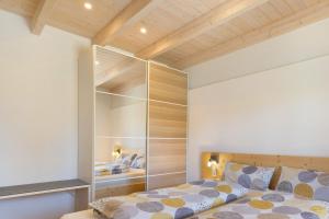 a bedroom with a bed and a wooden ceiling at Tinyhaus Nähe Bodensee in Neukirch