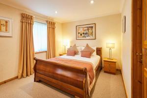 a bedroom with a bed and a window at Host & Stay - Lodge 32 in Belton