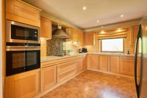 a large kitchen with wooden cabinets and a window at Host & Stay - Lodge 32 in Belton