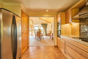 a kitchen with a refrigerator and a dining room at Host & Stay - Lodge 32 in Belton