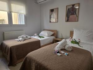 two beds in a hotel room with two beds sidx sidx sidx at Peramos Sea View in Nea Peramos