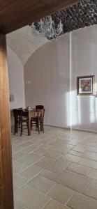 a dining room with a table and chairs at Il Lentisco in Codrongianos