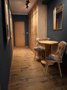 a hallway with a table and chairs in a room at Pension ElbeStay in Königstein an der Elbe +9 photos
