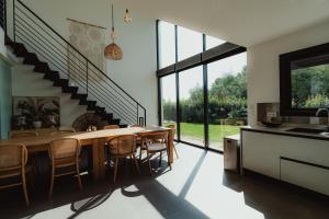a kitchen and dining room with a table and chairs at Villa Ryx avec piscine in Grimaud