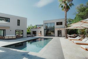 an exterior view of a house with a swimming pool at Villa Ryx avec piscine in Grimaud