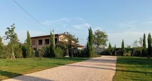 a house with a driveway leading to a yard at Agriturismo Maison Oro Verde in Verona