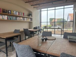 a dining room with a wooden table and chairs at Tjusteplekske in Heuvelland