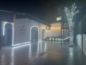 a building with a lit up courtyard at night at Bong Mai Thai Hoa Hotel in Làng Dương