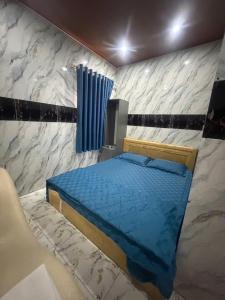 a bedroom with a bed with a marble wall at Nhà Nghỉ Bình Khánh in Xóm Bến San