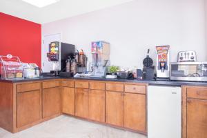 Köök või kööginurk majutusasutuses Super 8 by Wyndham Eufaula