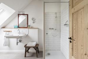 a bathroom with a sink and a shower at Kleiner Caecilienhof in Pommerby