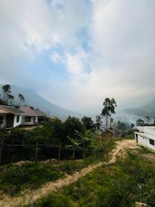a dirt road leading to a house on a hill at Budget couple rooms vattavada in Vattavada