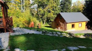 a small house in the middle of a yard at Omszałe Głazy Dom i Domek na wyłączność przy szlakach Karkonoszy in Zachełmie