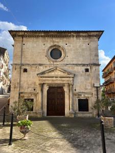 an old stone church with a large wooden door at La Tulè in Popoli