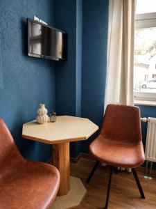 a table and two chairs in a room at Pension ElbeStay in Königstein an der Elbe