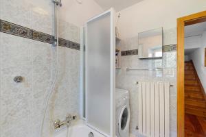 a bathroom with a shower and a washing machine at Casa Carmen a Vinigo in Vinigo +19 photos
