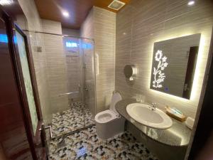 a bathroom with a sink and a toilet and a shower at Khách Sạn Sapphire in Gò Công +30 photos