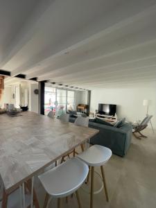 a living room with a large table and chairs at Arcachonnaise 5 chambres, 500M de la plage et 6 vélos à disposition in Arcachon