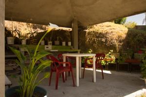 a table and some chairs and a table and some plants at Casa de Huespedes "EL MOLINO" Oasis de Paz e Historia junto Antiguo Molino de agua a 10 min del Aeropuerto in Tababela