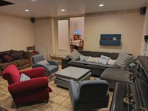 a living room with couches and chairs at La maison de Keralies in Pleumeur-Bodou