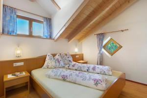 a small bedroom with a bed and a window at Getzenbergerhof in Chienes