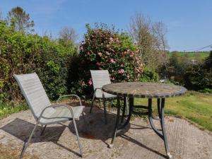 two chairs and a table and a table and chairs at Tregoning Annexe in Lostwithiel