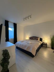 a bedroom with a large bed in a room at Otopeni Studios C2 2 Airport Therme in Otopeni