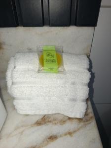a pile of towels sitting on top of a bathroom counter at Apartamento 1 km da praia com ar e garagem in Vila Velha +47 photos
