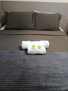 two towels sitting on top of a bed at Apartamento 1 km da praia com ar e garagem in Vila Velha
